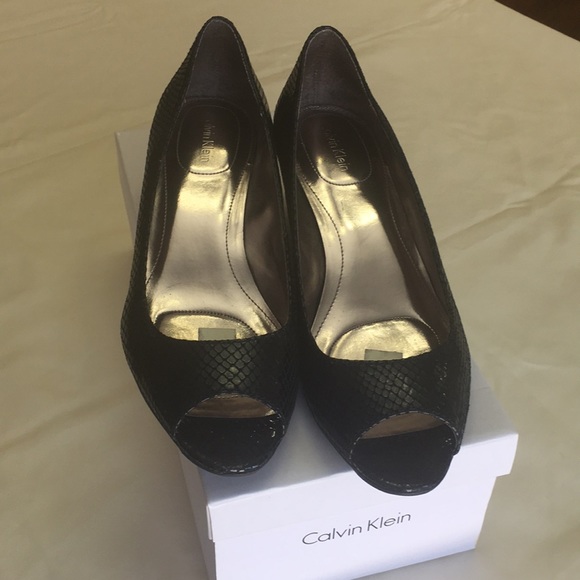 Shoes - Picture 1 of 7